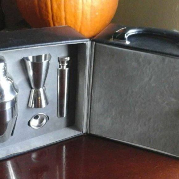 RARE Burn Notice TV Show Collectible Promo Martini Travel Cocktail Set w/ Lock - Picture 3 of 6